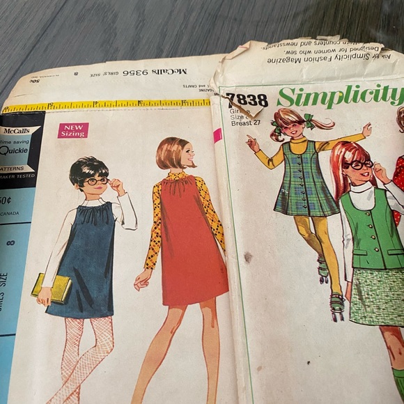 Vintage sewing patterns w/threads needles buttons eye hooks and more 3 Mcalls - Picture 3 of 9